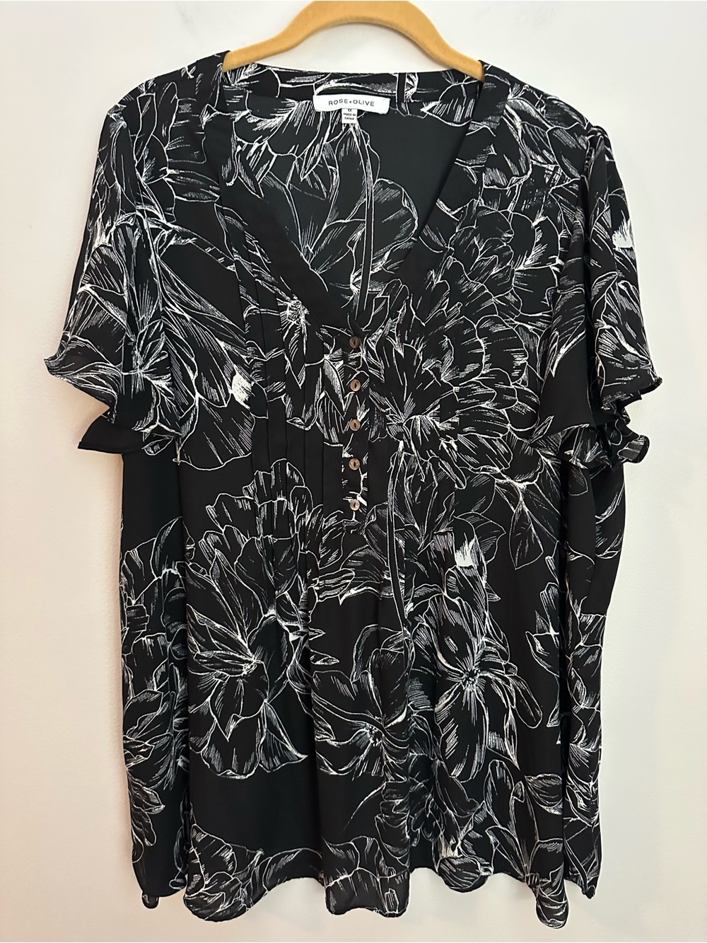 Rose & Olive Floral Blouse Size 1X Black White Like New